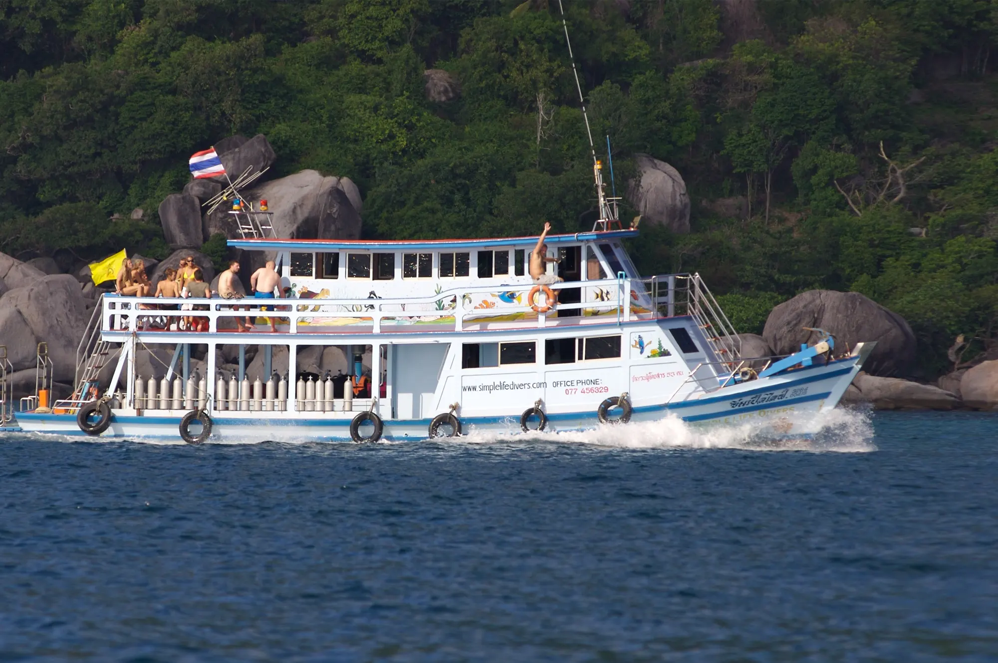 เรือของ Simple Life Divers ออกทริปหลักสูตร PADI Advanced ที่เกาะเต่า