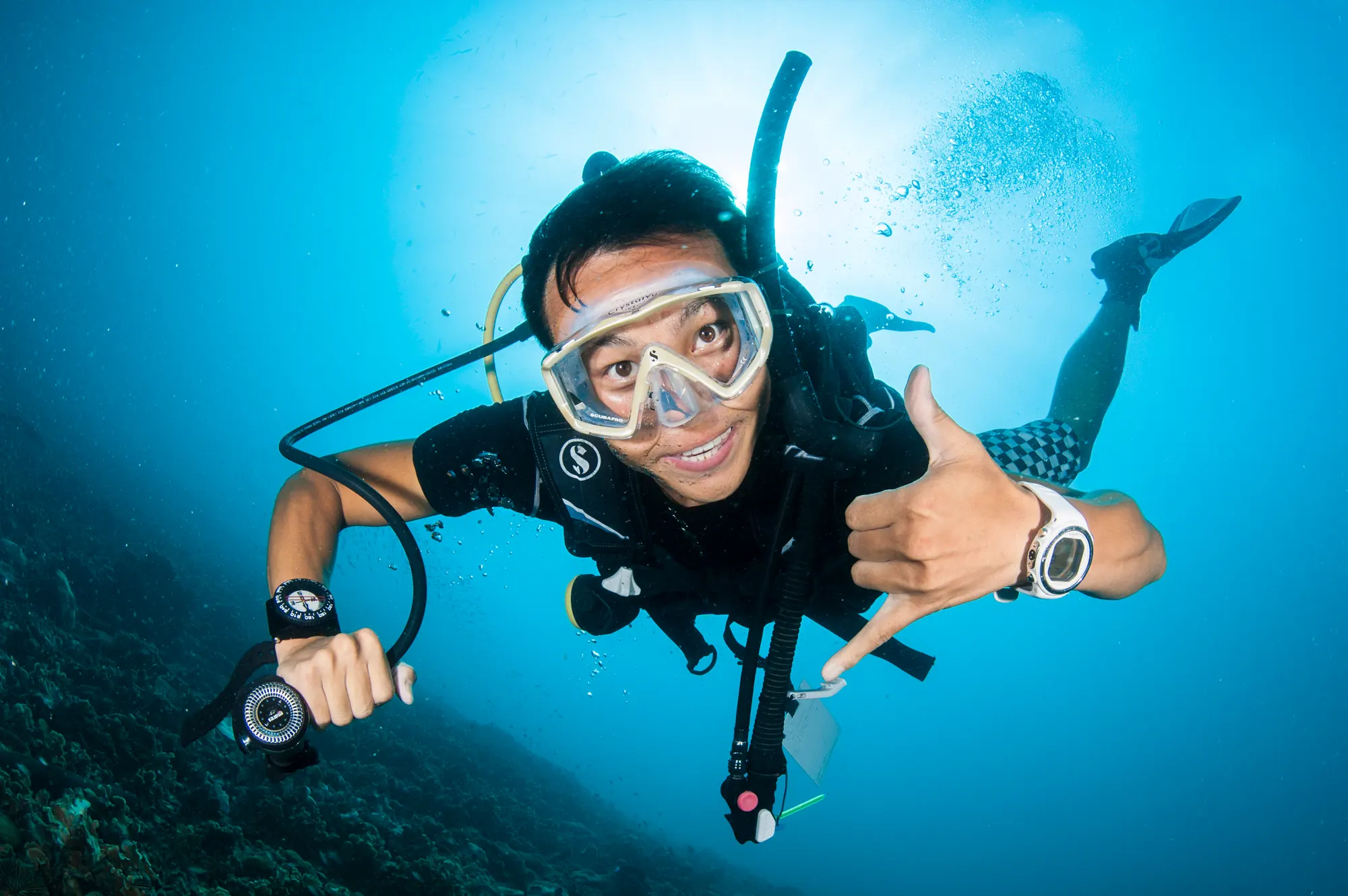 ผู้ฝึกงาน PADI Divemaster กำลังดำน้ำที่เกาะเต่า ประเทศไทย