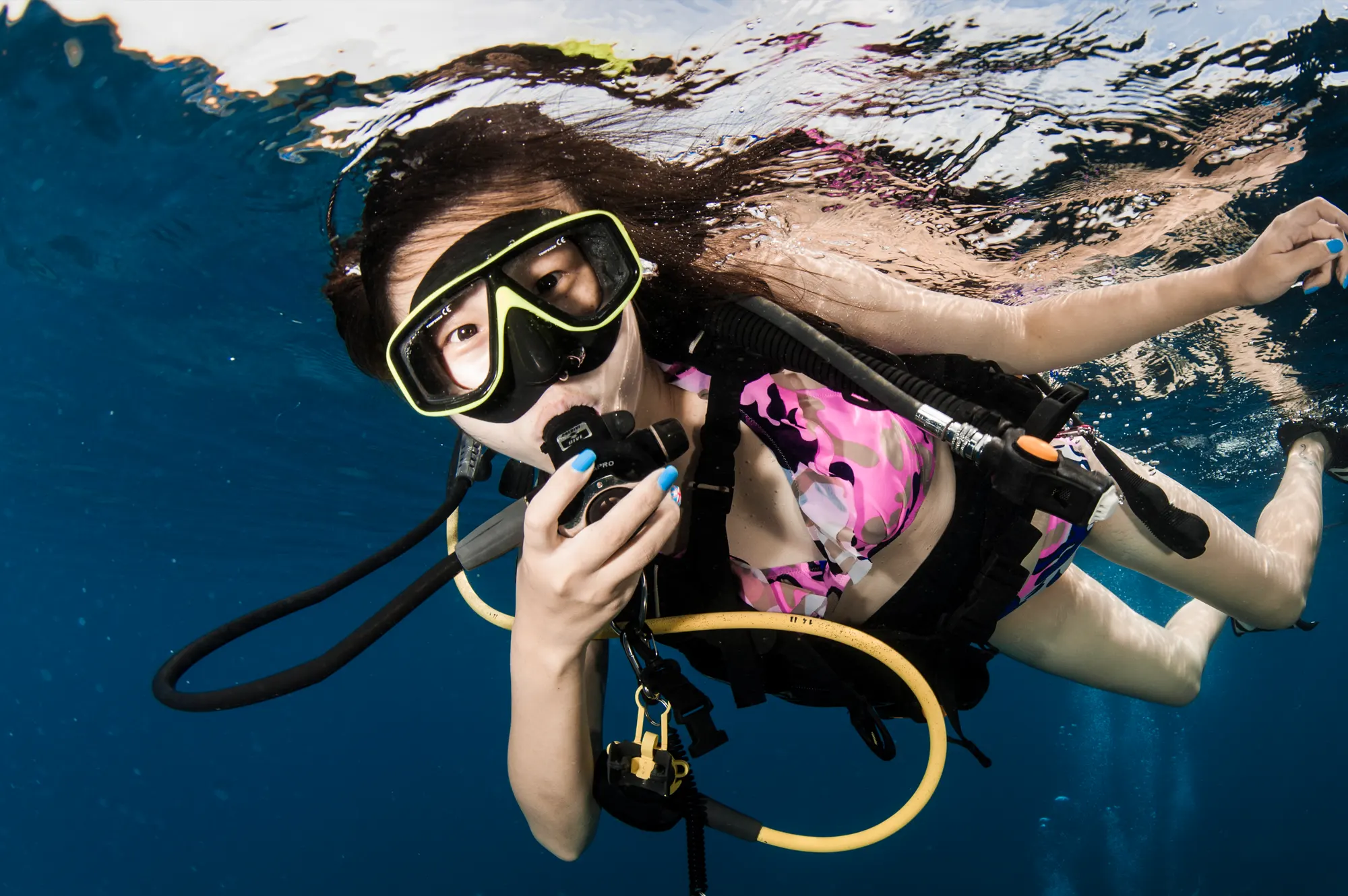 นักดำน้ำใต้น้ำระหว่างหลักสูตร PADI Open Water ที่เกาะเต่า