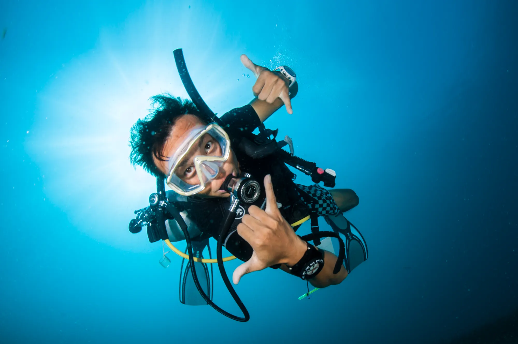 นักดำน้ำในโปรแกรมฝึกงานครูสอนดำน้ำ PADI กำลังดำน้ำใต้ทะเลที่เกาะเต่า