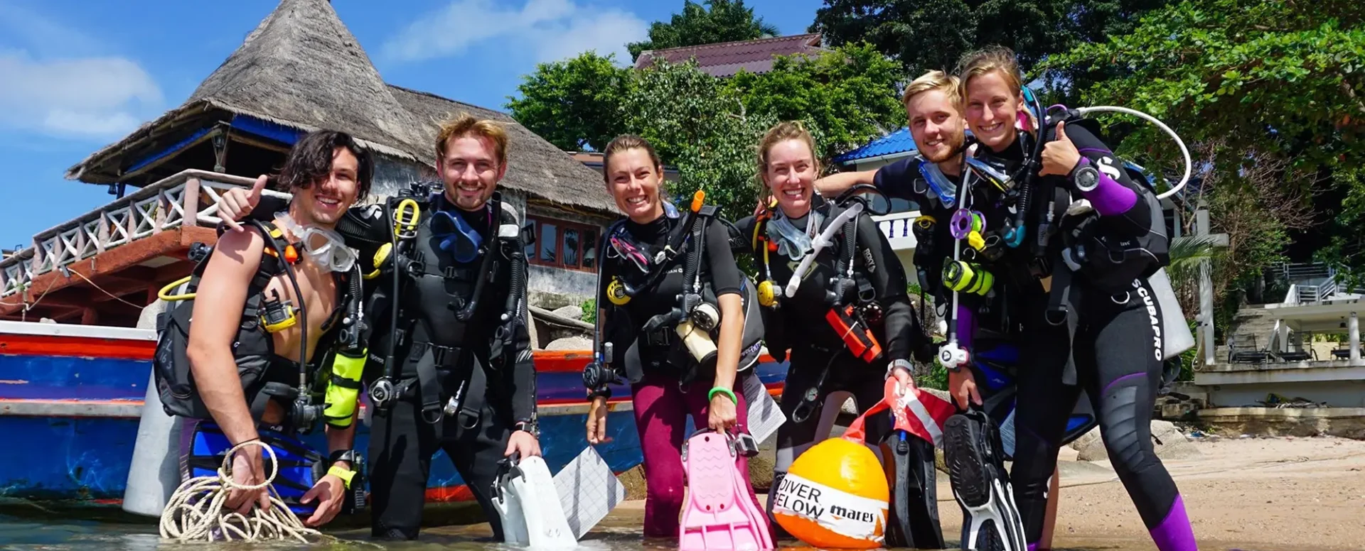 นักเรียนหลักสูตร PADI IDC กำลังฝึกทักษะการสอนดำน้ำที่เกาะเต่า
