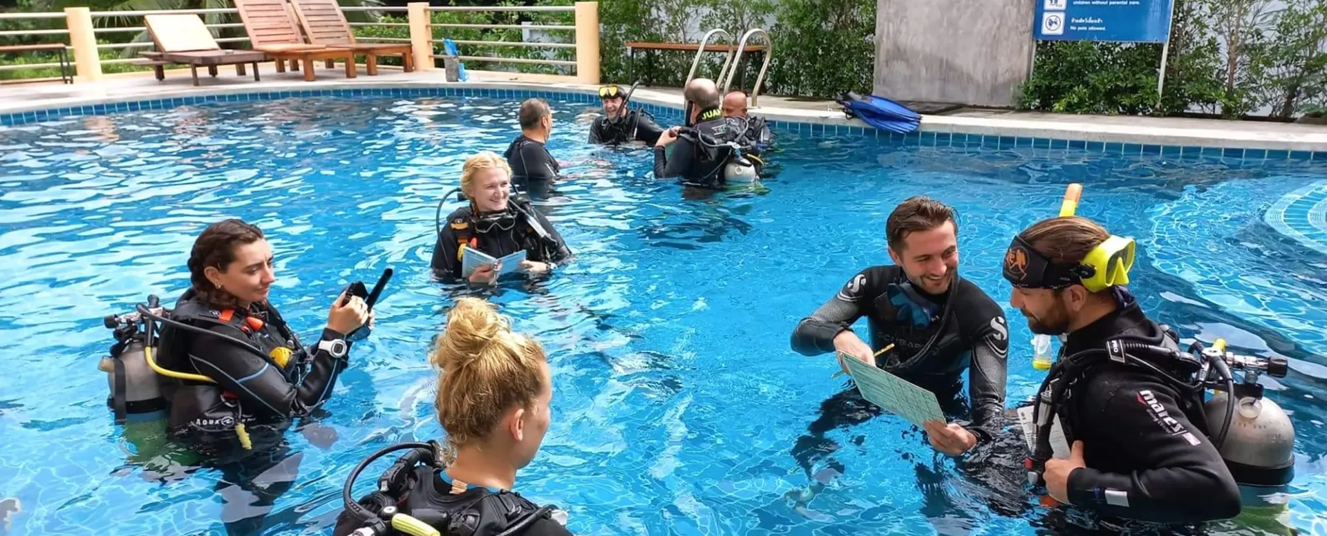 นักเรียน PADI IDC ฝึกการเป็นครูสอนดำน้ำมืออาชีพที่เกาะเต่า ประเทศไทย