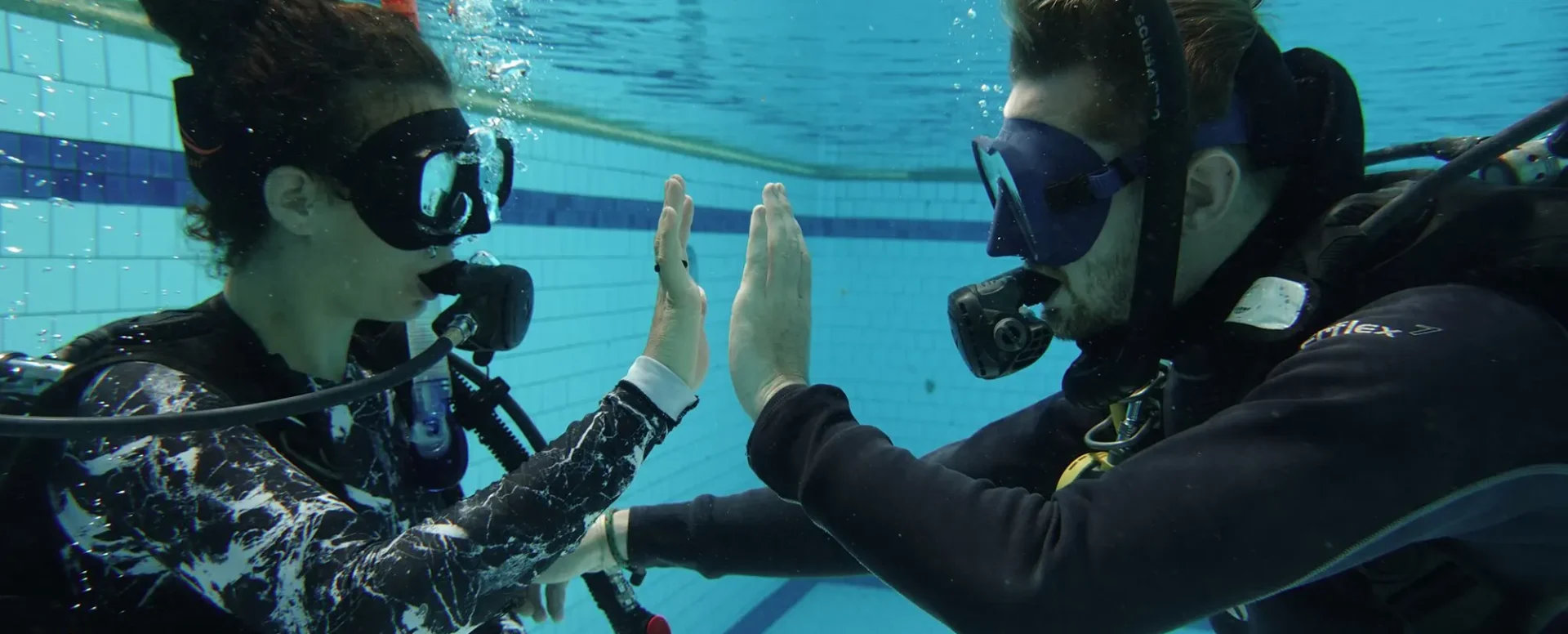 ผู้เข้าอบรมคอร์ส PADI Instructor Development Course ระหว่างการฝึกภาคปฏิบัติ