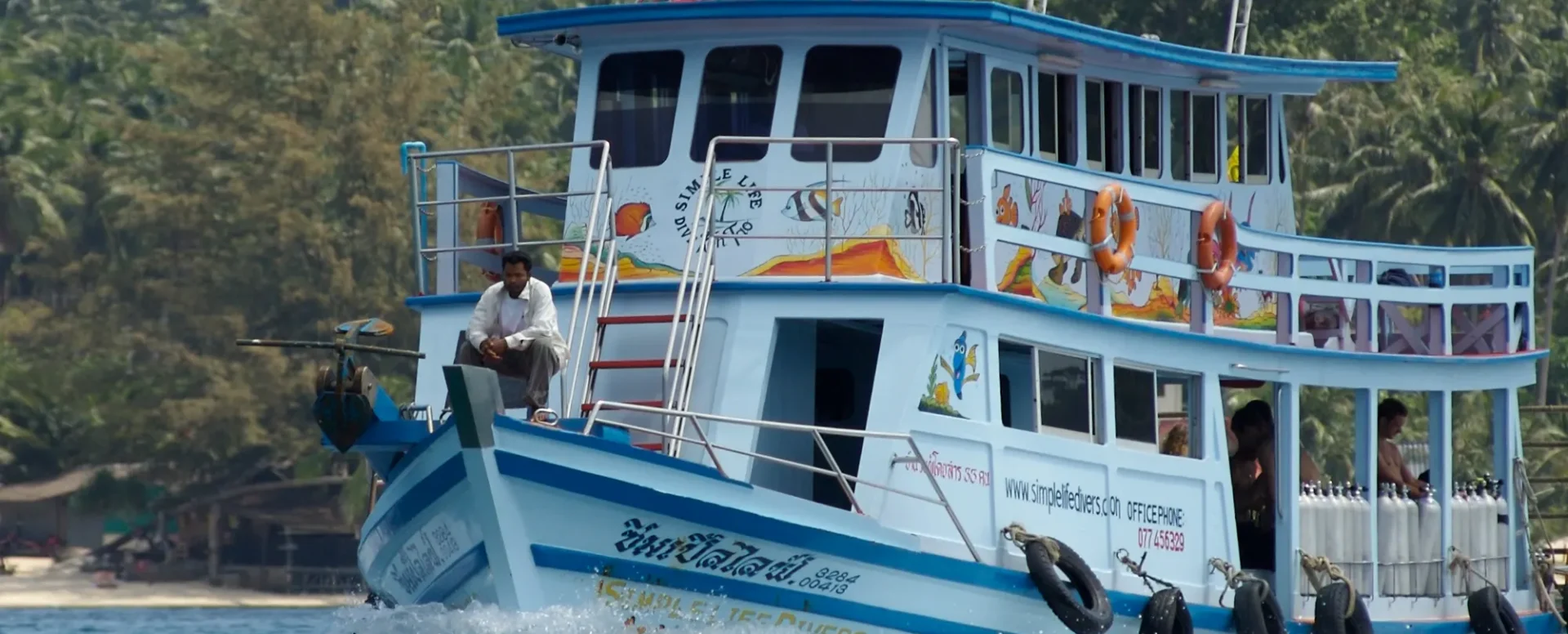 เรือของ Simple Life Divers ออกทริป Fun Diving ที่เกาะเต่า