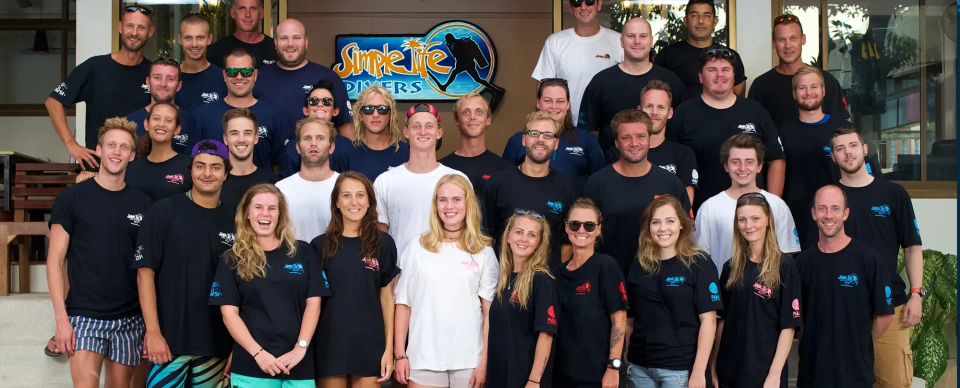 ทีมฝึกงานดำน้ำหน้าร้าน Simple Life Divers ที่เกาะเต่า