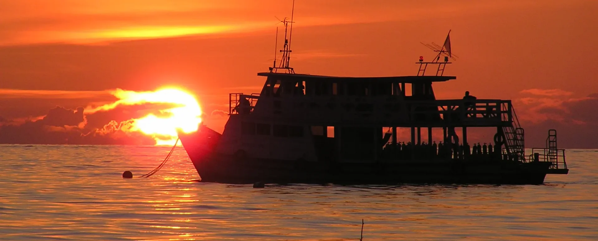 เรือของ Simple Life Divers ยามพระอาทิตย์ตกที่เกาะเต่า