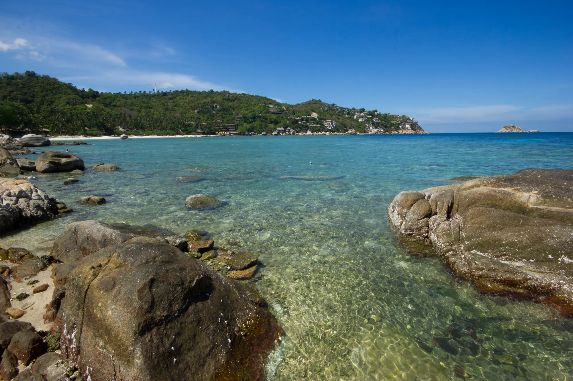 ชายหาดสวยงามบนเกาะเต่า ประเทศไทย